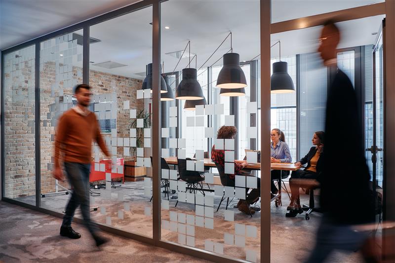 Ihre grösste Bedrohung sind nicht Wettbewerber – es sind die versteckten Kosten, die Sie nicht vorhersehen. Die meisten Startups und KMU scheitern nicht an ihrem Produkt, sondern an finanziellen Schocks, ungeplanten Ausgaben oder regulatorischen Verzögerungen, die ihre Pläne aus der Bahn werfen. Mit konsequentem Risk Management im Projektmanagement und der Zusammenarbeit mit einem Risk Consultant oder Quantitative Analysten, der Smart Stress Testing praktiziert, erhöhen Sie Ihre Überlebenschancen am Markt signifikant.