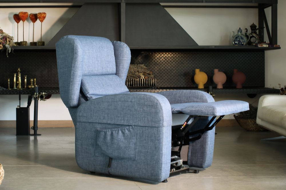 Senior armchairs with lift function combine comfort, safety, and modern technology for older adults experiencing mobility limitations. Based on many years of experience in finance and risk management, I have focused my investments on projects with clear societal impact. The challenge: seniors are often overlooked in product innovation, even though they - and people with chronic illnesses - benefit greatly from ergonomic furniture.